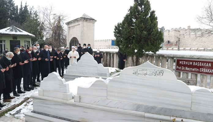 Cumhurbaşkanı Erdoğan, Necmettin Erbakan'ın kabrini ziyaret etti