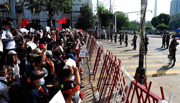 Myanmar'da polisin müdahalesi sonucu yaralanan protestocu yaşamını yitirdi