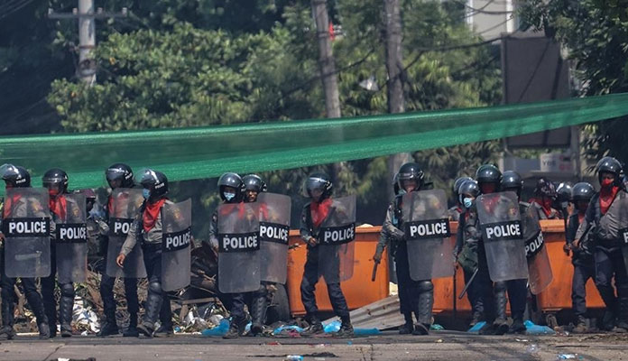 Hindistan'a sığınan Myanmarlı polisler, göstericileri öldürmeye zorlanacakları için kaçtıklarını söyledi
