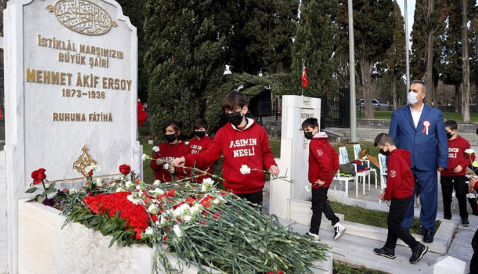Milli şair Mehmet Akif Ersoy, kabri başında anıldı