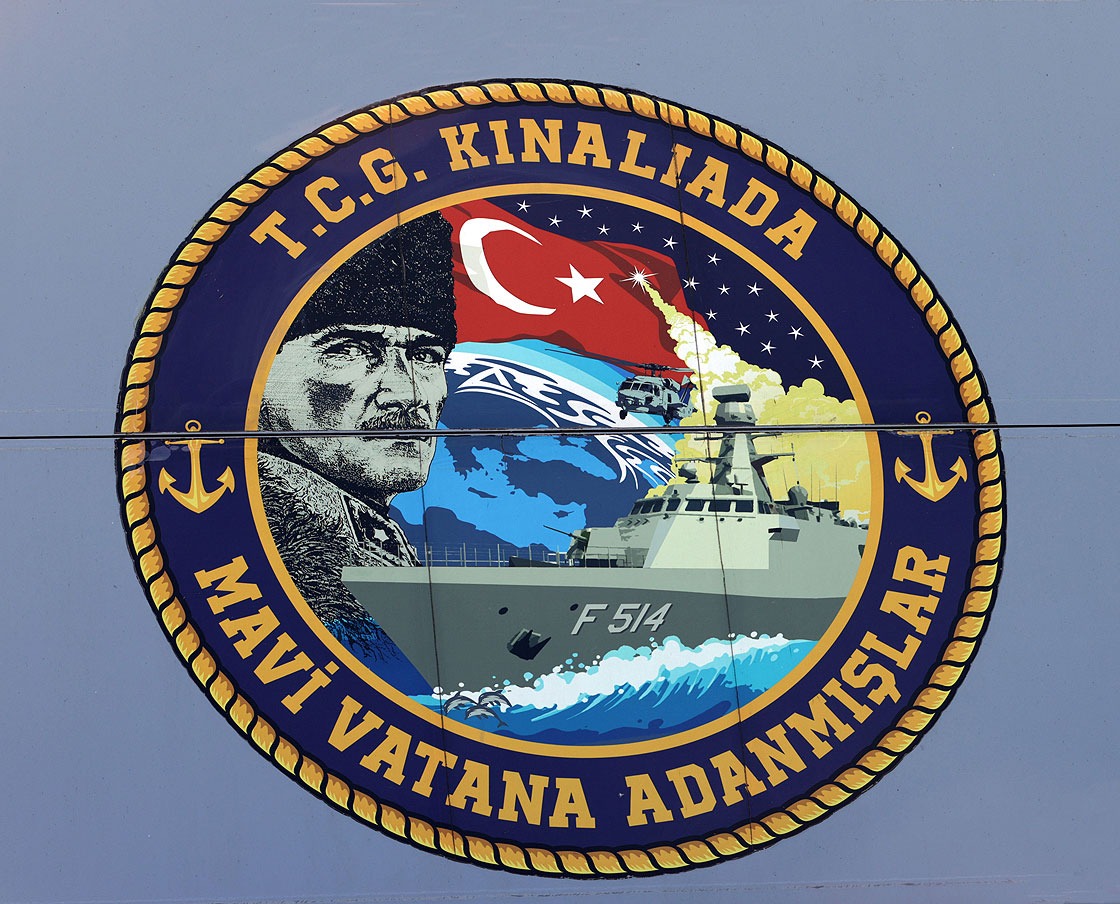 Milli gemiye içinde birçok mesajı barındıran özel amblem