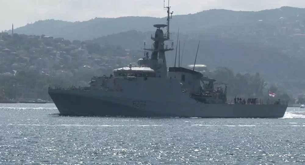 İngiliz savaş gemisi İstanbul Boğazı'ndan geçti