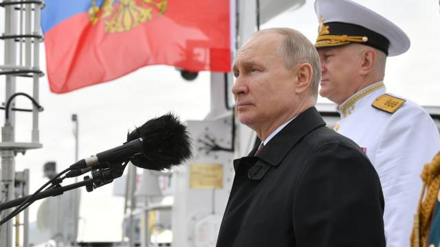 Putin'den "Rus Donanması Günü"nde gözdağı