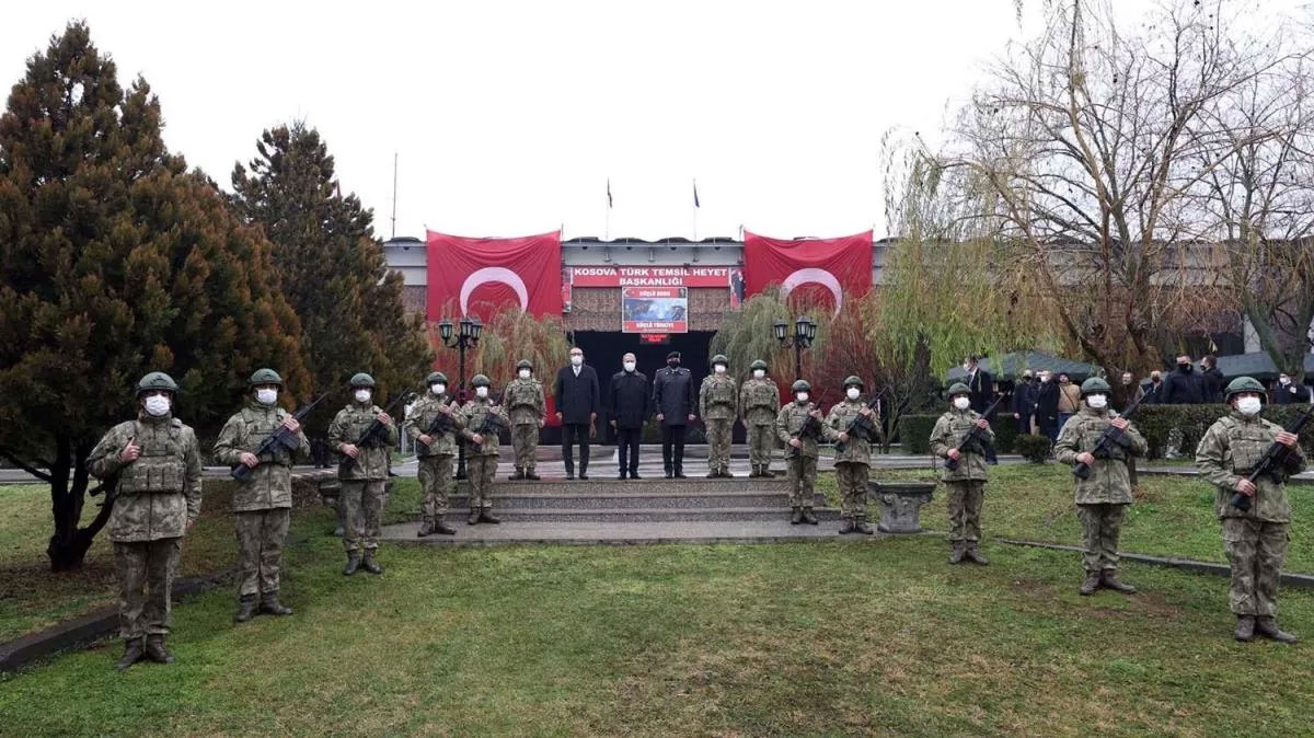 Bakan Akar, Kosova'da Mehmetçik ile bir araya geldi