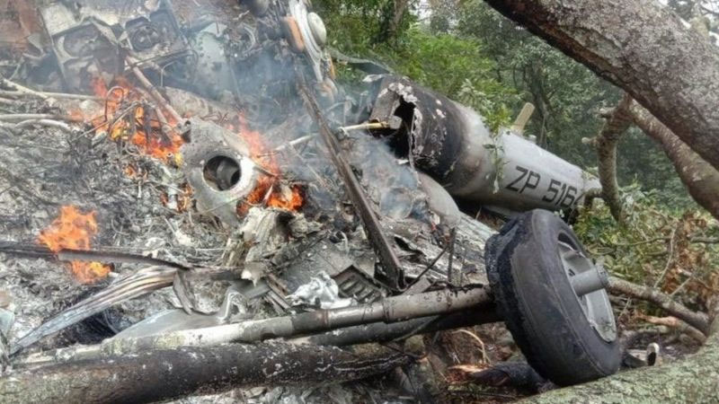 Hindistan Genelkurmay Başkanı'nı taşıyan askeri helikopter düştü
