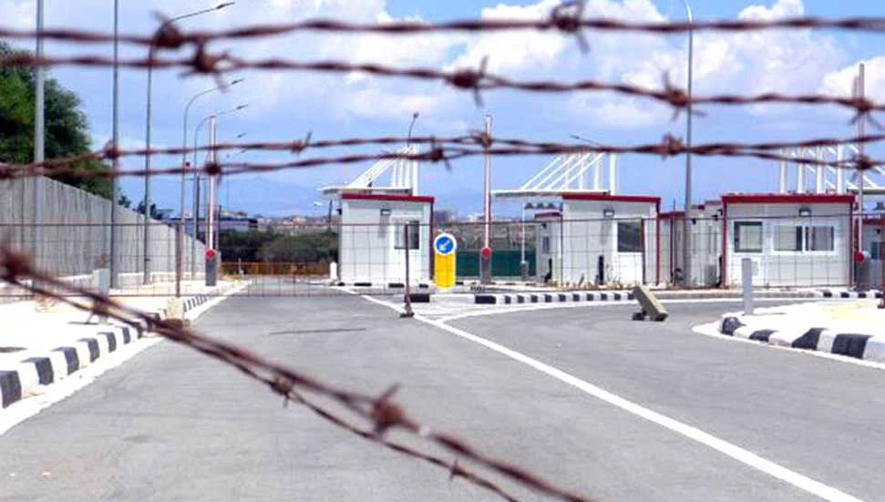 Rum Sağlık Bakanı, Derinya barikatında konuştu