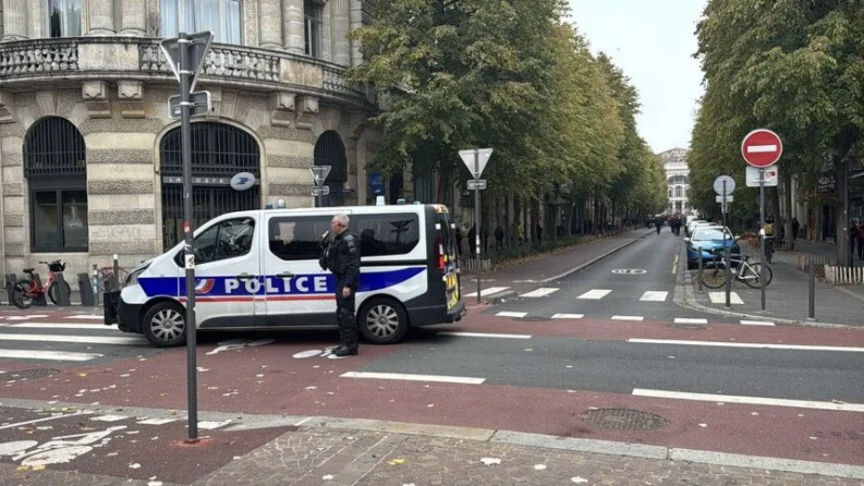 Fransa Cumhurbaşkanı Macron gelecek günlerde sendika dışı eylemlerin her yerde yasaklanacağını açıkladı