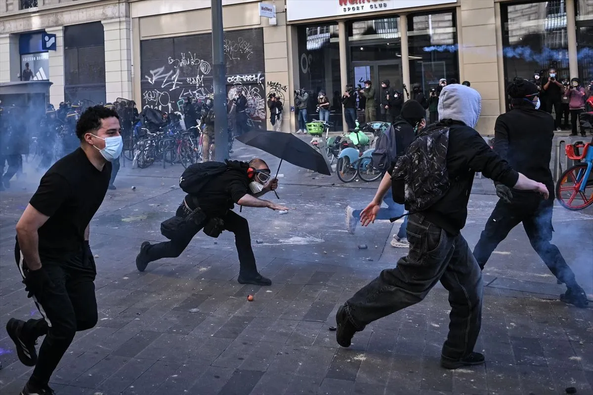 Fransa'da liseliler ve çiftçilerin destek verdiği sarı yelekliler eylemde