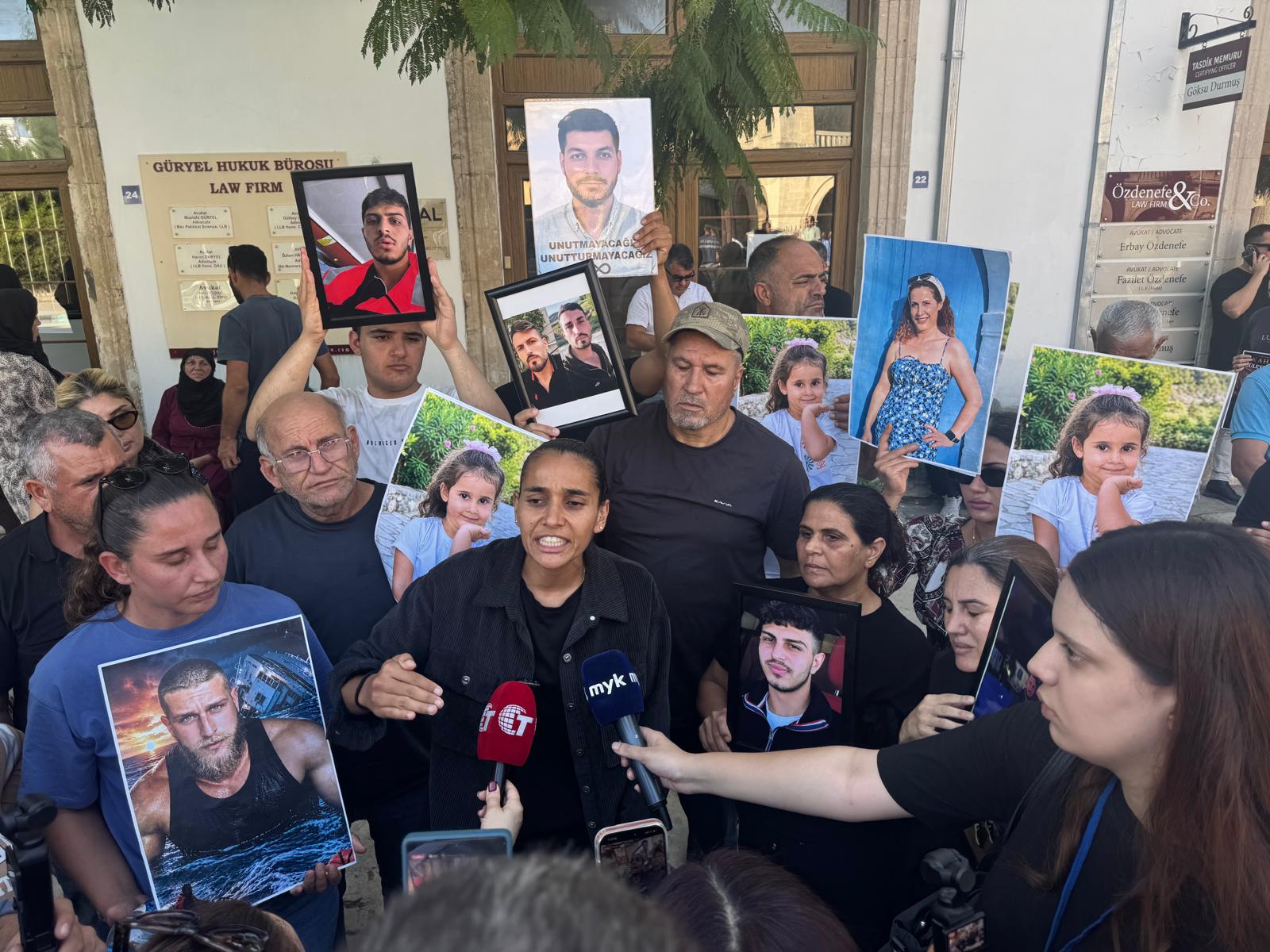 Gemi faciasında yakınlarını kaybeden aileler Girne Mahkemesi önünde adalet taleplerini yineledi