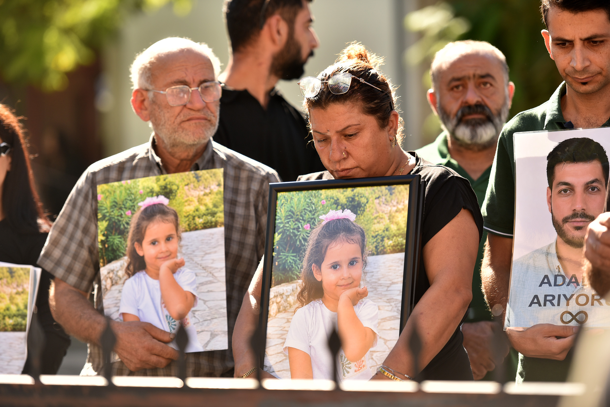 Gemi kazasında yakınlarını kaybeden aileler, Girne Mahkemesi önünde adalet çağrısında bulundu