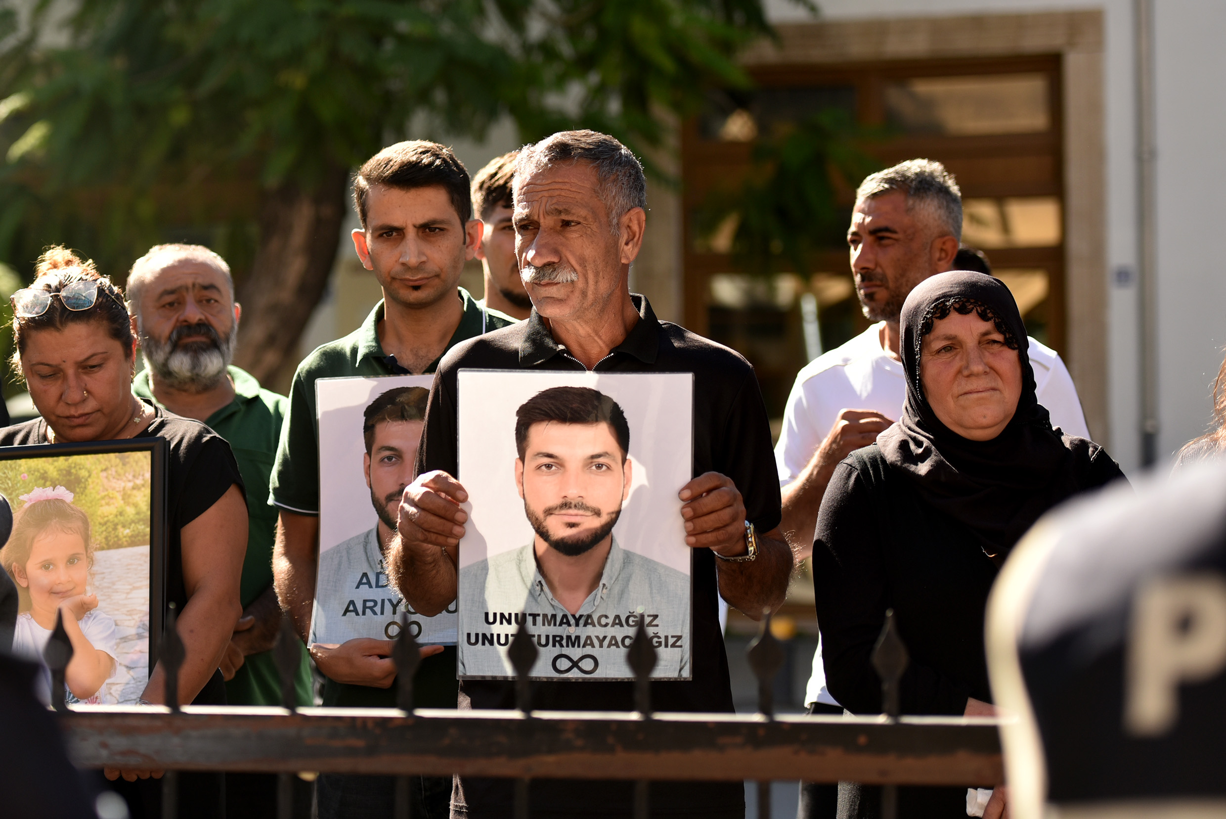 Gemi kazasında yakınlarını kaybeden aileler, Girne Mahkemesi önünde adalet çağrısında bulundu