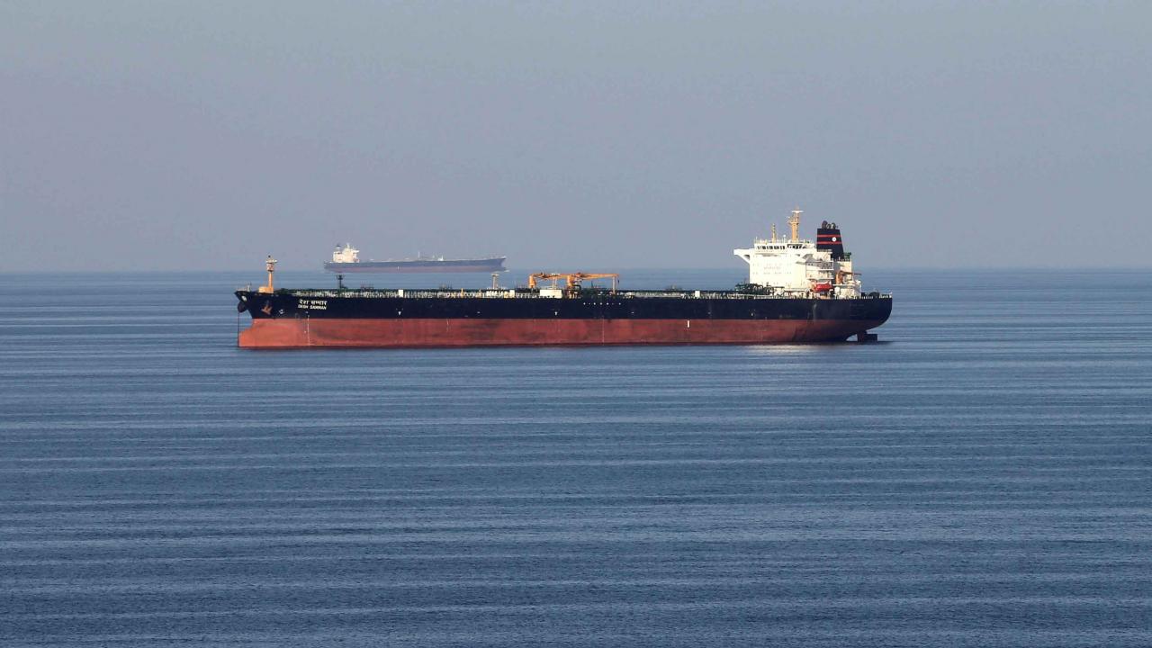 İran Devrim Muhafızları, Hürmüz Boğazı'nın güneyinde 2 petrol tankerini durdurdu