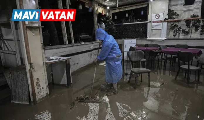 İstanbul'u vuran sağanakta iki kişi hayatını kaybetti.... Yağış miktarı yer yer 200 kilogramı aştı