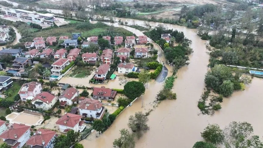 İstanbul Valisi: “Selde 3 bin ev ve iş yeri zarar gördü”