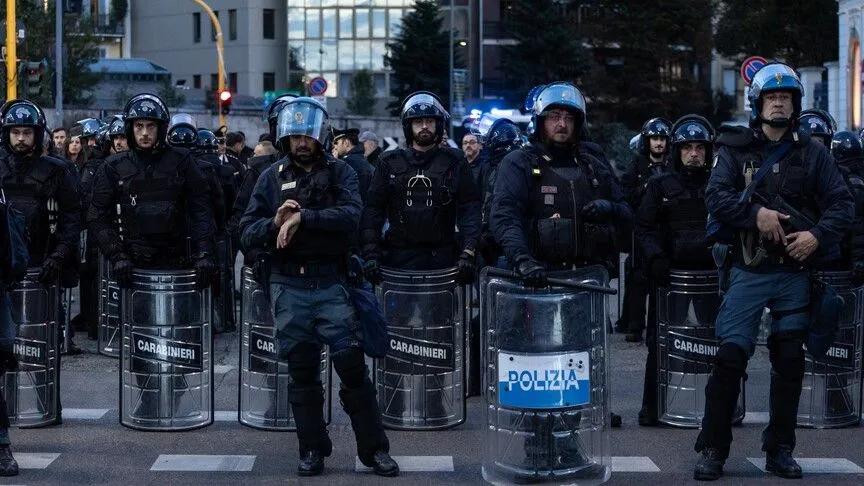 İtalya'da hükümeti protesto edenlerle polis engeli
