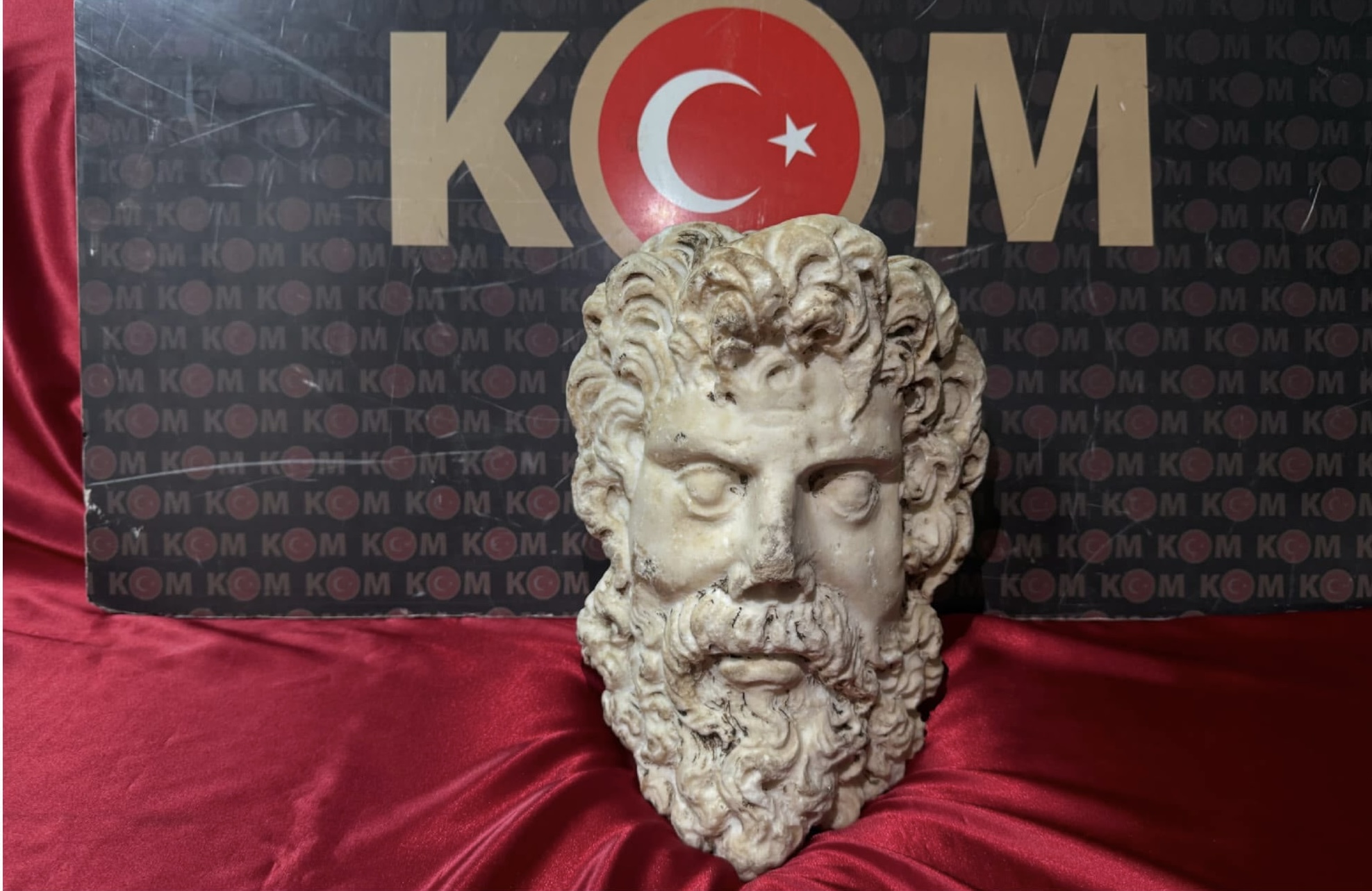 İzmir'de Zeus heykel başı ele geçirildi: Üç gözaltı