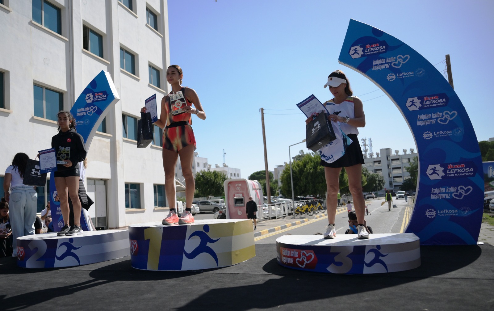Lefkoşa Maratonunda dereceye girenlere ödülleri verildi