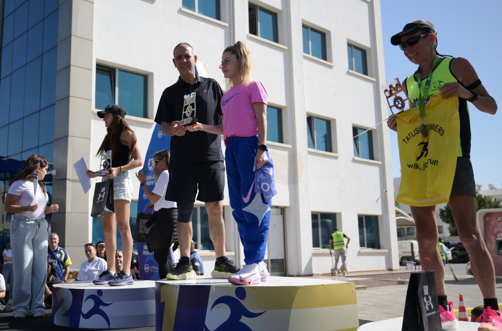 Lefkoşa Maratonunda dereceye girenlere ödülleri verildi