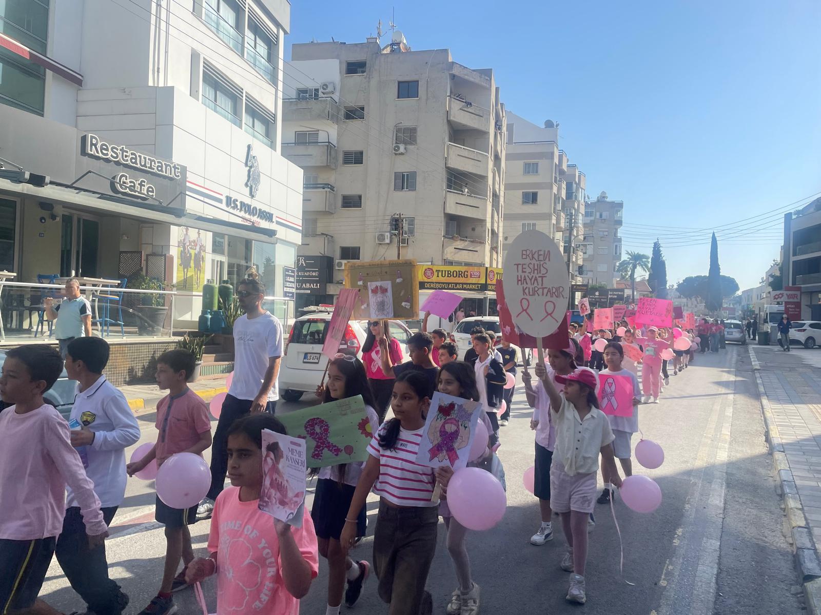 Şehit Tuncer İlkokulu öğrenci ve öğretmenleri Meme Kanseri farkındalık yürüyüşü gerçekleştirdi