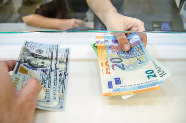 Sterlin 66,40 TL, euro 55,55 TL, dolar 49,90 TL’den işlem görüyor