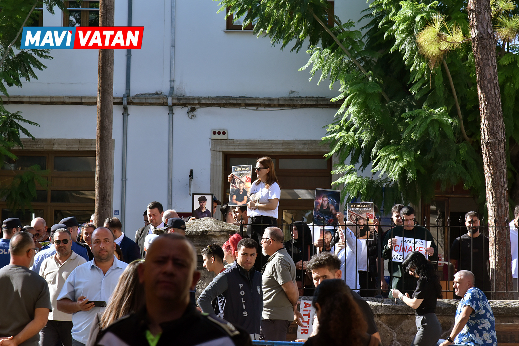 Yakınlarını kaybeden aileler Girne Mahkemesi önünden seslendi: “Müebbet istiyoruz”
